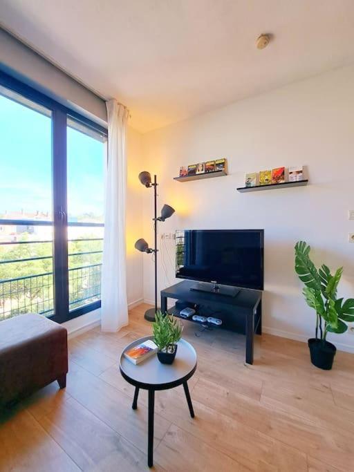 Le Valmy: Appartement Lumineux Au Pied Du Metro Лион Экстерьер фото