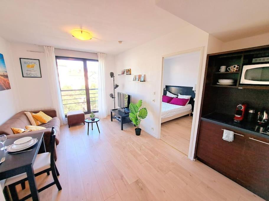 Le Valmy: Appartement Lumineux Au Pied Du Metro Лион Экстерьер фото