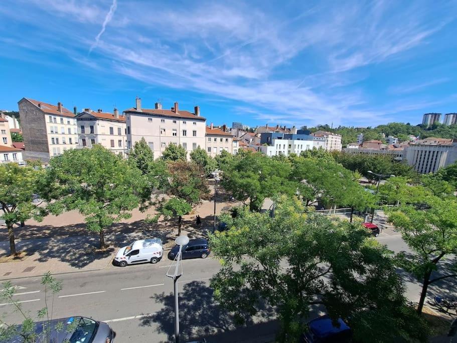 Le Valmy: Appartement Lumineux Au Pied Du Metro Лион Экстерьер фото