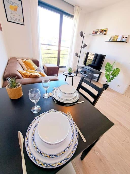 Le Valmy: Appartement Lumineux Au Pied Du Metro Лион Экстерьер фото