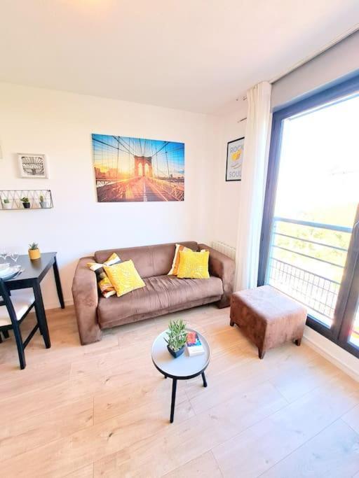 Le Valmy: Appartement Lumineux Au Pied Du Metro Лион Экстерьер фото
