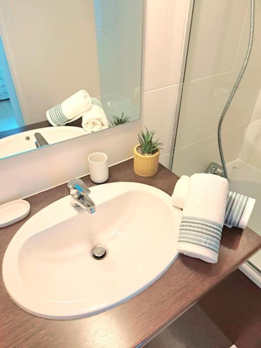 Le Valmy: Appartement Lumineux Au Pied Du Metro Лион Экстерьер фото